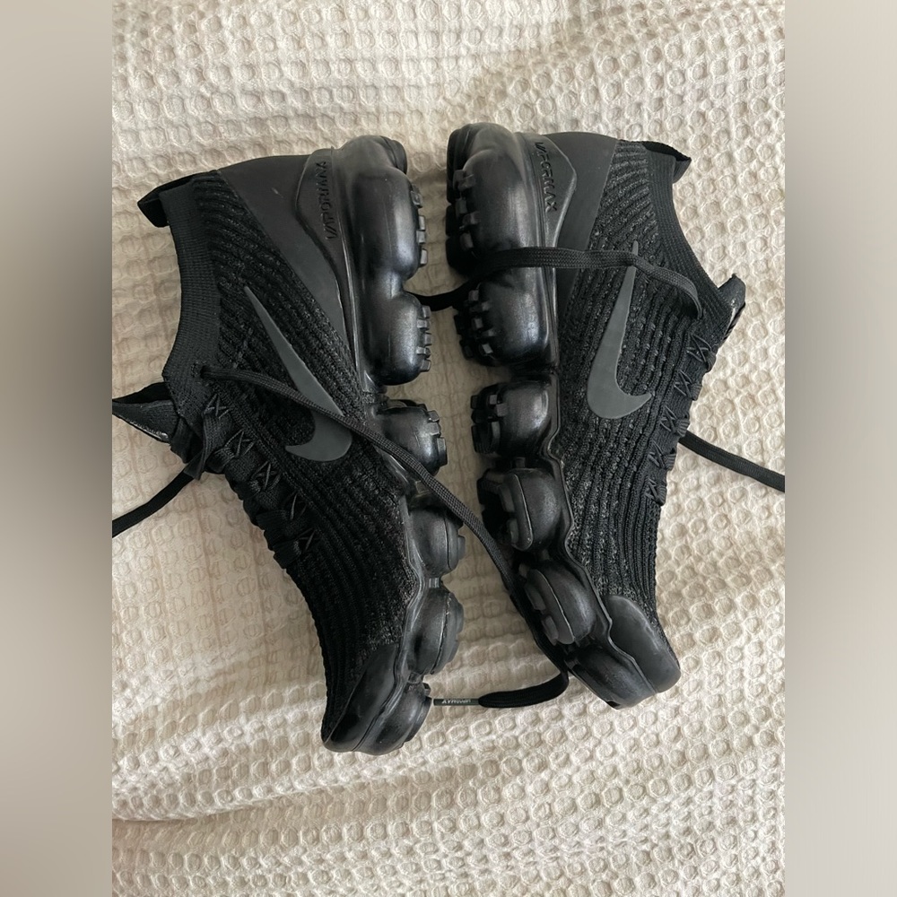 Lightly worn Nike vapor max size 8